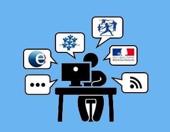 personnage sur son ordinateur et formulaires